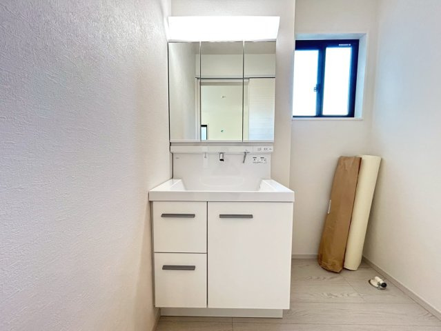 戸建　小牧市新町1期　全3区画分譲の独立洗面台|床材に受ける様々な傷や、温度・湿度変化によるクラックの発生を大幅に抑える特殊加工を施工済み。