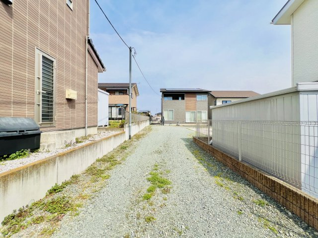 高崎市金古町の前面道路含む現地写真|敷地100坪以上で、駐車も楽々♪