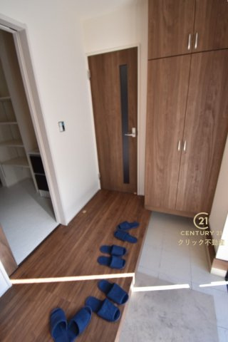 リーブルガーデン  城里町石塚　15期　1の玄関|たっぷり収納できるシューズボックスで玄関もスッキリ！扉の中は可動棚ですので、靴に合わせて高さを自由に変えることができます。玄関ドアにも断熱材が充填されており、冬の寒さが軽減されます。