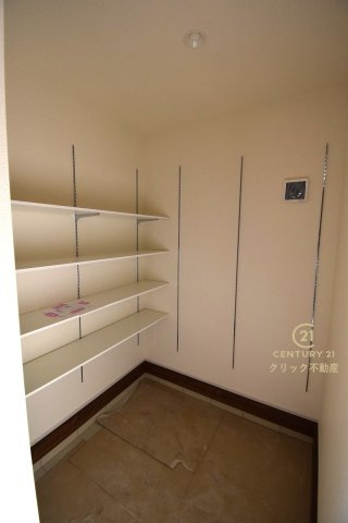 リーブルガーデン  城里町石塚　15期　1の玄関|ミニトランクとして使えるスペースです。雨具、防災用品、スポーツ用品等を置くのもいいですね。オープンタイプの可動棚は置きたい物に合わせて自由な使い方ができます。
