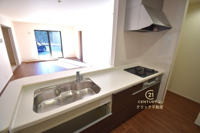 リーブルガーデン  城里町石塚　15期　1のキッチン|キッチンからリビング全体が見渡せます。料理を作ることも、後片付けも、家族皆でまるごと楽しんでしまいましょう！会話がはずむ対面キッチンです。