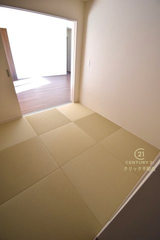 リーブルガーデン  城里町石塚　15期　1の和室|フチなし畳で洋室仕様の和室です。ペタンと座ったりゴロンと横になったり、寛ぎの場所になります。小さなお子さまの遊び場にもいいですね。