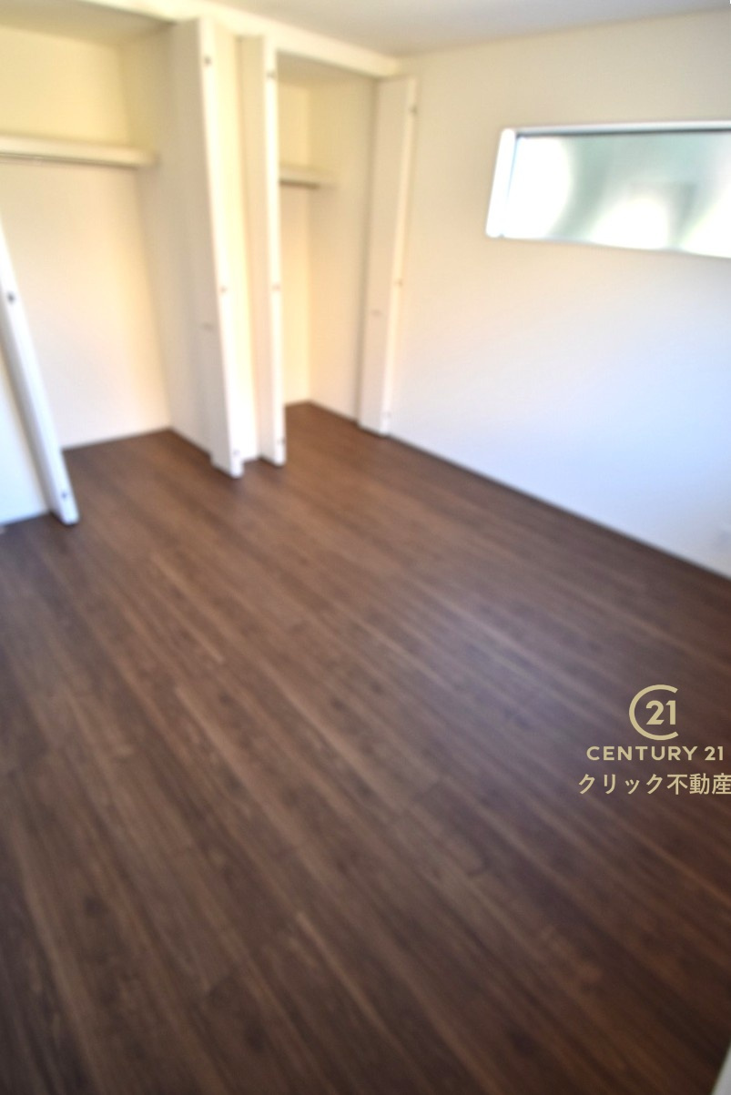 リーブルガーデン  城里町石塚　15期　1の洋室|折戸を開くと壁面クローゼット。衣類が横一列に並ぶためひと目で洋服が選びやすい！衣類をたくさんお持ちの方もスッキリ片付きます♪