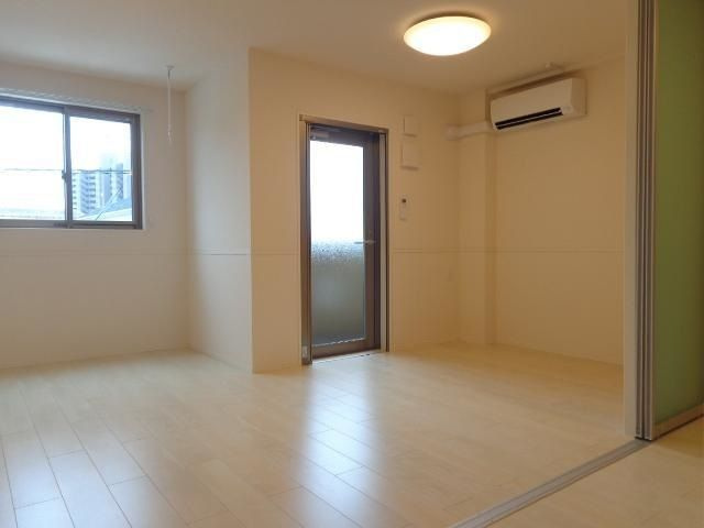 エクセルハイム坪井Ⅱの居間・リビング|こちらのリビングで趣味の時間をお楽しみください