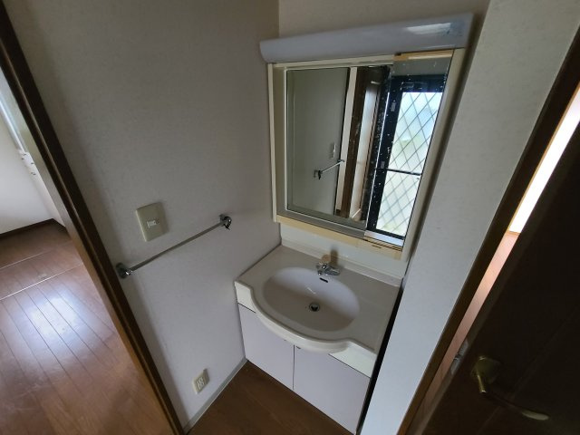 白子町997中古戸建の独立洗面台