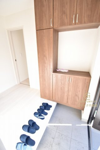 リーブルガーデン  城里町石塚　15期　2の玄関|たっぷり入る玄関収納です！扉の中は可動棚ですので、用途に合わせて高さを自由に変えることができます。