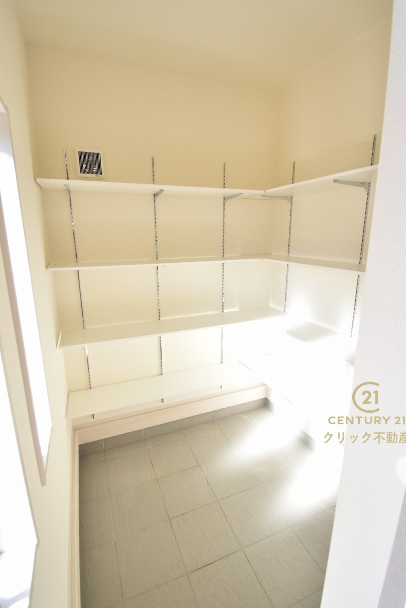 リーブルガーデン  城里町石塚　15期　2の玄関|ミニトランクとして使えるスペースです。雨具、防災用品、スポーツ用品等を置くのもいいですね。オープンタイプの可動棚は置きたい物に合わせて自由な使い方ができます。