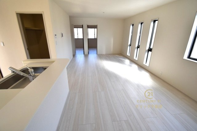 リーブルガーデン  城里町石塚　15期　2の居間・リビング|おしゃれな家具やカーテンもより映える明るいリビングです。ソファーを置いてもまだまだ余裕の広さ♪ お好みのインテリアで至福の時間をお楽しみください！