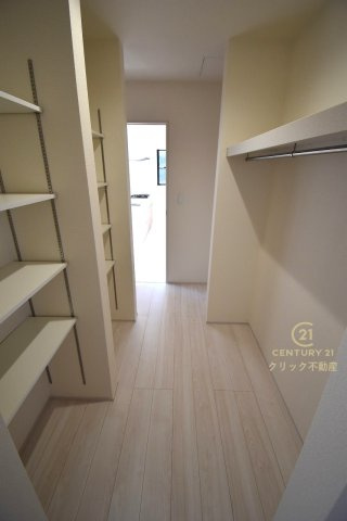 リーブルガーデン  城里町石塚　15期　2の収納|LDKにもたっぷりの収納スペース！キッチンに近い方には食品のストック、居室に近い方にはルームウェアなどを置くのもいいですね。家族共有の便利な収納スペースです。