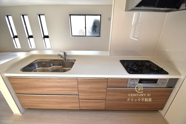 リーブルガーデン  城里町石塚　15期　2のキッチン|対面式システムキッチンは料理中や後片づけの間も会話が楽しめ、家族に一体感が生まれます。十分な広さのキッチンなら、家族での分担作業もはかどりそう！