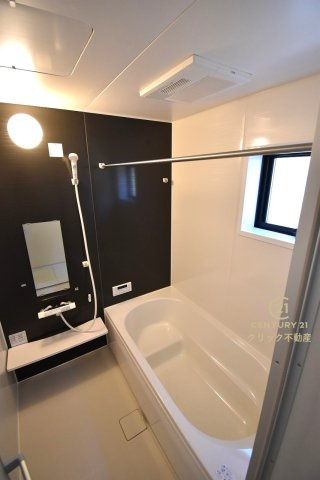リーブルガーデン  城里町石塚　15期　2の浴室|浴槽への出入りが安全な低床タイプのユニットバスです。洗い場は滑りにくい速乾床ですので、お子様やご高齢の方にも安心です。自動お湯張りに追焚機能付きのオートバスです。