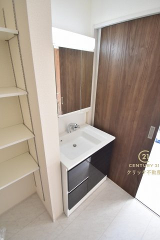 リーブルガーデン  城里町石塚　15期　2の脱衣所|シャンプードレッサー付き洗面台は、広めで使いやすい、お手入れが楽なデザイン。可動棚付きの収納スペースはタオル、消耗品のストックなどを置いても便利。