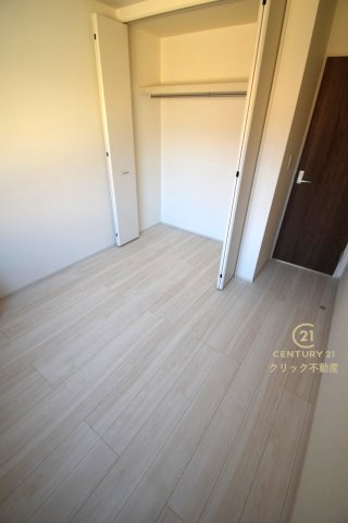 リーブルガーデン  城里町石塚　15期　2の洋室|折戸を開くと壁面クローゼット。衣類が横一列に並ぶためひと目で洋服が選びやすい！衣類をたくさんお持ちの方もスッキリ片付きます♪