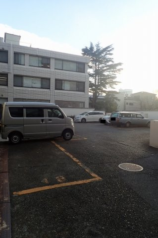 赤門アビタシオンの駐車場