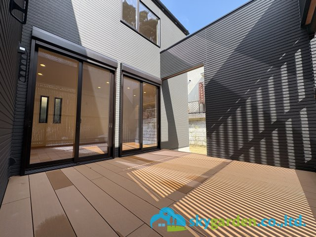 鎌倉市浄明寺４丁目　新築戸建　全1棟1号棟の庭|リビング南側には、約8帖大のウッドデッキ