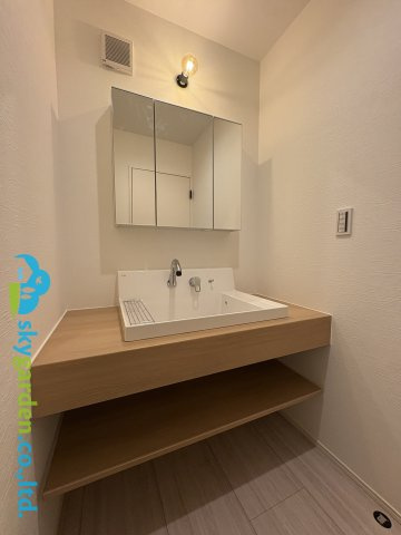 鎌倉市浄明寺４丁目　新築戸建　全1棟1号棟の独立洗面台|三面鏡付き洗面化粧台