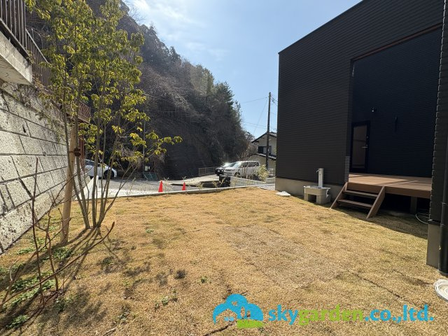 鎌倉市浄明寺４丁目　新築戸建　全1棟1号棟の庭|ゆったりとした芝生の庭も魅力