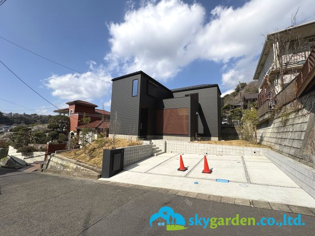 鎌倉市浄明寺４丁目　新築戸建　全1棟1号棟の前面道路含む現地写真|南道路で日照・開放感良好