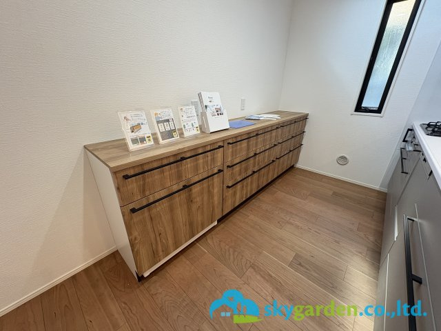 鎌倉市浄明寺４丁目　新築戸建　全1棟1号棟のその他|キッチン背面の棚