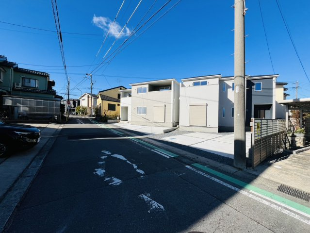 半田市岩滑高山町2丁目113-3『仲介手数料無料』新築戸建ての前面道路含む現地写真