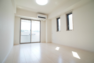 【居間・リビング】 | リブリ・カーサ三ツ沢 | 二面採光で明るいお部屋♪