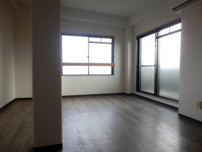 大鳳ハイツの洋室