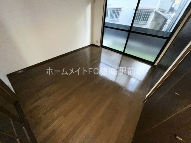 東大阪市西堤楠町３丁目のハイツの洋室