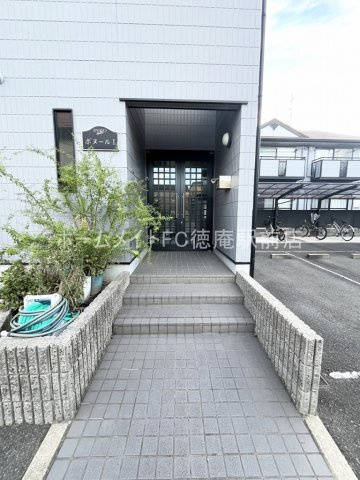 東大阪市西堤楠町３丁目のハイツのエントランス