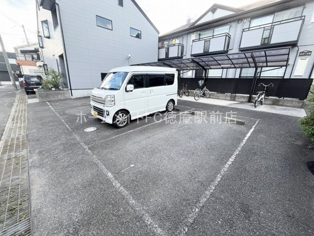 東大阪市西堤楠町３丁目のハイツの駐車場