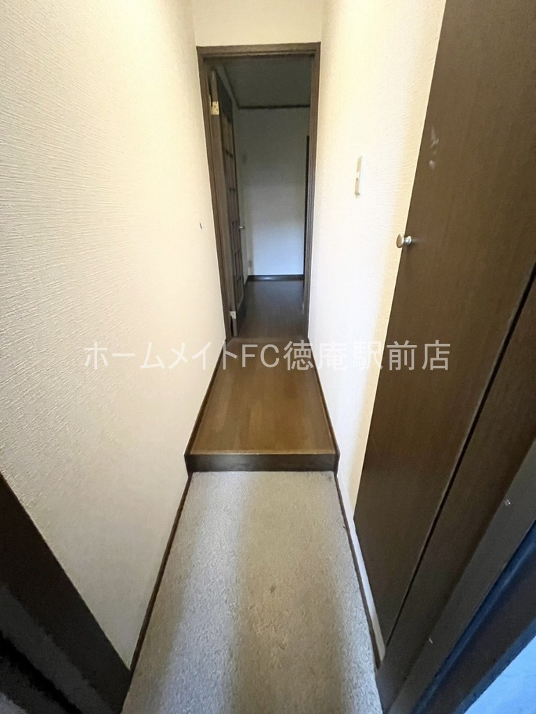東大阪市西堤楠町３丁目のハイツの玄関