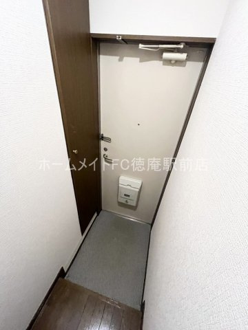 東大阪市西堤楠町３丁目のハイツの玄関