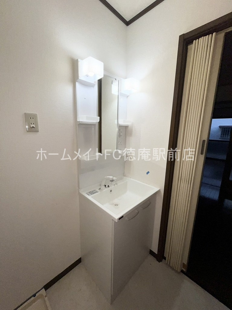 東大阪市西堤楠町３丁目のハイツの独立洗面台
