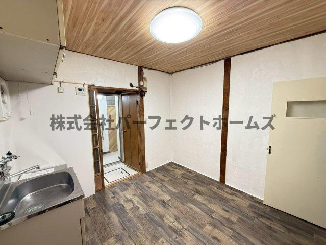 大東市北条2丁目テラスハウスの居間・リビング|こちらのリビングで趣味の時間をお楽しみください