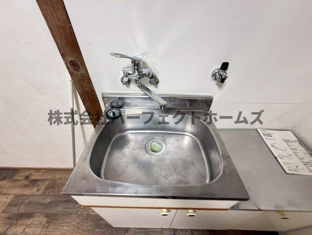 大東市北条2丁目テラスハウスのキッチン|コンパクトなキッチンで掃除もラクラク