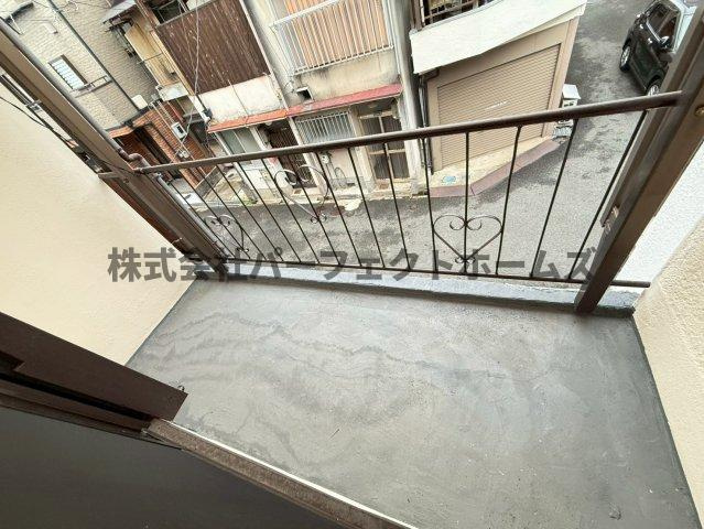 大東市北条2丁目テラスハウスのバルコニー|お洗濯にも便利なバルコニー付き