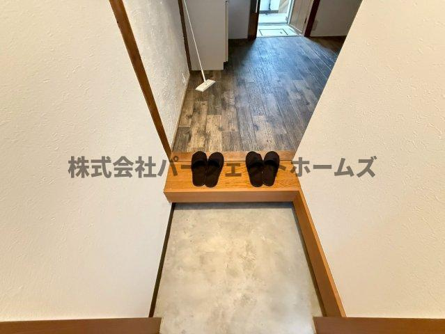 大東市北条2丁目テラスハウスの玄関|明るい玄関です