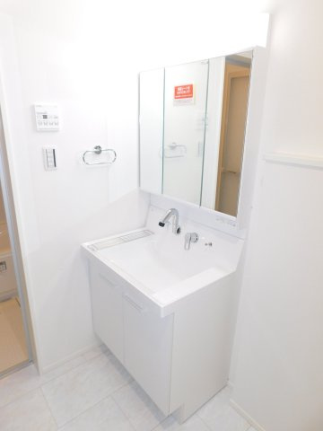 名古屋市昭和区円上町の新築一戸建の独立洗面台|◇洗面室◇　　三面鏡シャワードレッサー♪　床下収納庫完備