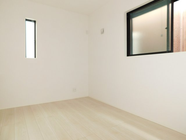 名古屋市昭和区円上町の新築一戸建の洋室|◇洋室◇　　２面採光で明るい洋室５．３帖　全居室収納完備♪