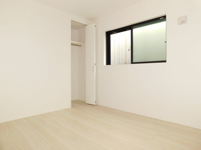 名古屋市昭和区円上町の新築一戸建の洋室|◇洋室◇　　南面で明るい洋室５．２帖　全居室収納完備♪