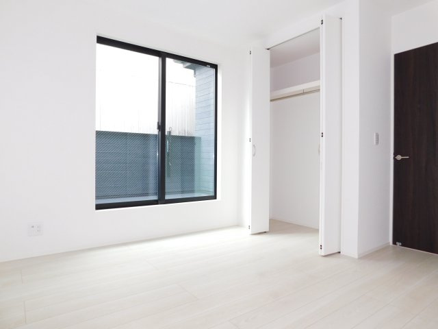 名古屋市昭和区円上町の新築一戸建の洋室|◇洋室◇　　南面を含む２面採光で明るい洋室６．８帖　全居室収納完備♪　バルコニー利用可能♪