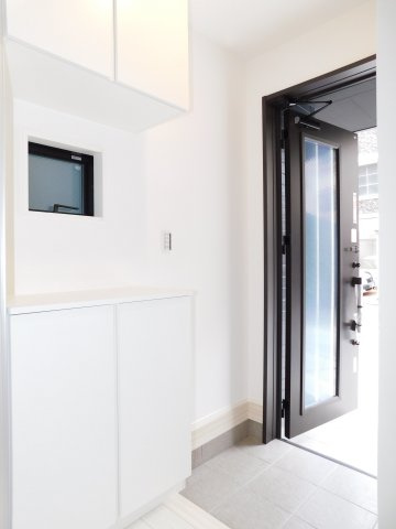 名古屋市昭和区円上町の新築一戸建の玄関|◇玄関収納◇　　家族の履物がしっかり収納でき、玄関がスッキリと片付きます♪