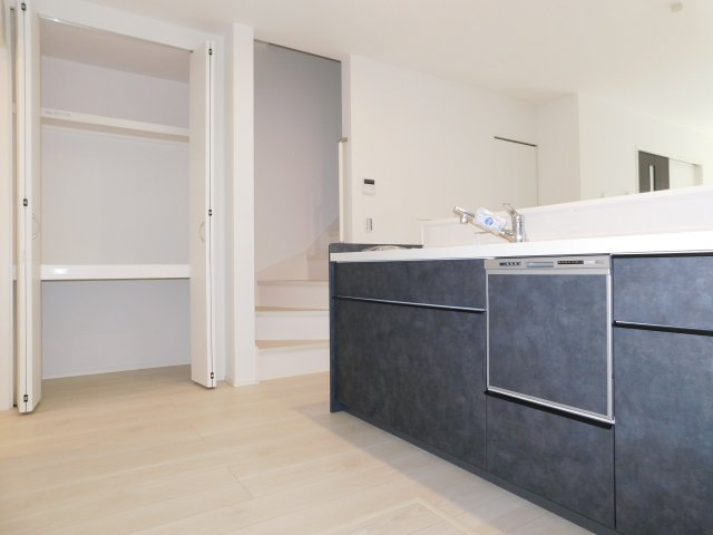 名古屋市昭和区円上町の新築一戸建の収納|◇パントリー◇　　キッチン横にパントリー併設♪　日用品などをしまっておけます♪