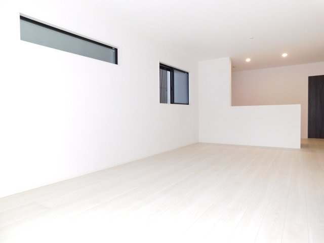 名古屋市昭和区円上町の新築一戸建の居間・リビング|◇リビング◇　　南面含む２面採光で明るいリビング１７．９帖　リビングの様子が見渡せる対面キッチン♪