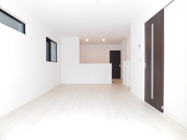 名古屋市昭和区円上町の新築一戸建の居間・リビング|◇リビング◇　　南面含む２面採光で明るいリビング１７．９帖　リビング収納完備！