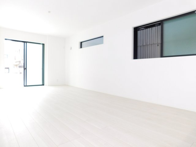 名古屋市昭和区円上町の新築一戸建の居間・リビング|◇リビング◇　　南面含む２面採光で明るいリビング１７．９帖　家族団らんを楽しむゆとりのある空間♪　　