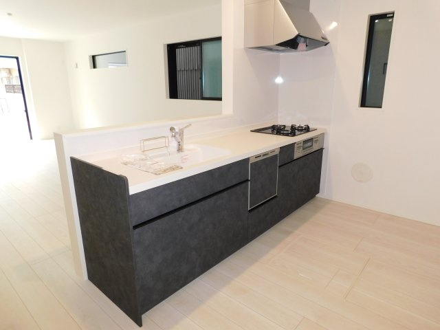 名古屋市昭和区円上町の新築一戸建のキッチン|◇キッチン◇　　人気の対面式キッチン・人造大理石カウンター・お手入れらくらくシンク・浄水器一体型水栓・Sｉセンサーコンロ（３口）・食器洗浄乾燥機・ソフトモーションレール・床下収納庫