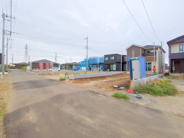 古河市上辺見　3区画　新築戸建の前面道路含む現地写真