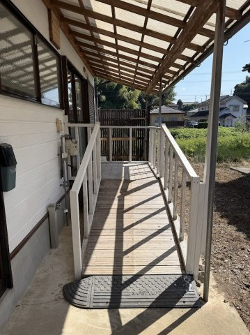 川畑住宅の設備|12帖のお部屋に続くスロープが設置されております。