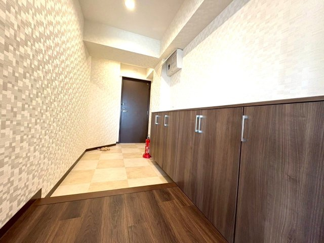 アヴェニーﾙ戸田の玄関|収納もある玄関です