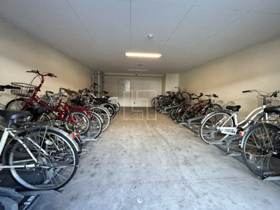 【その他共用部分】 | ララプレイスOSAKA WEST PRIME | 広々とした室内は魅力的！　駐輪場